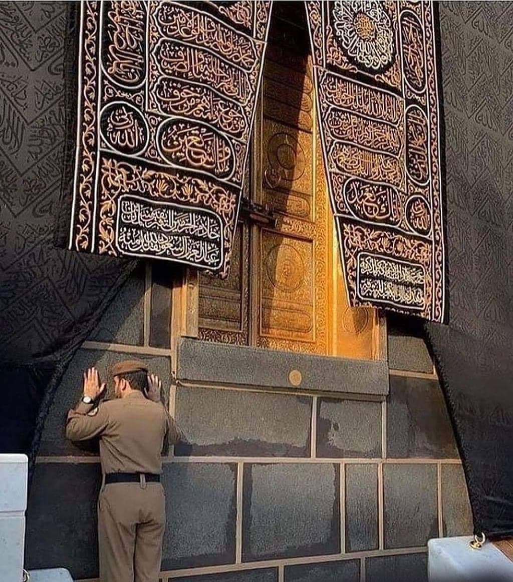 Makna Doa di Multazam: Mengapa Selalu Jadi Tempat Favorit Jamaah